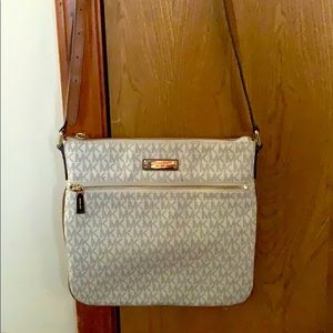 This is a 1981 Michael Kors bag 🎒